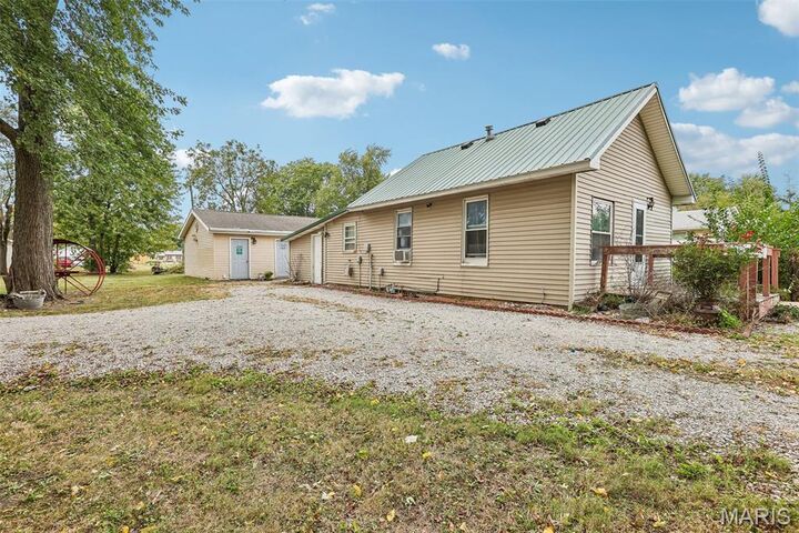 Property Photo:  315 S Clinton Street  IL 62056 