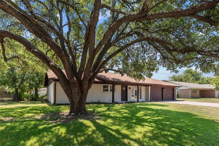 Property Photo:  2008 Maplewood Drive  TX 76240 