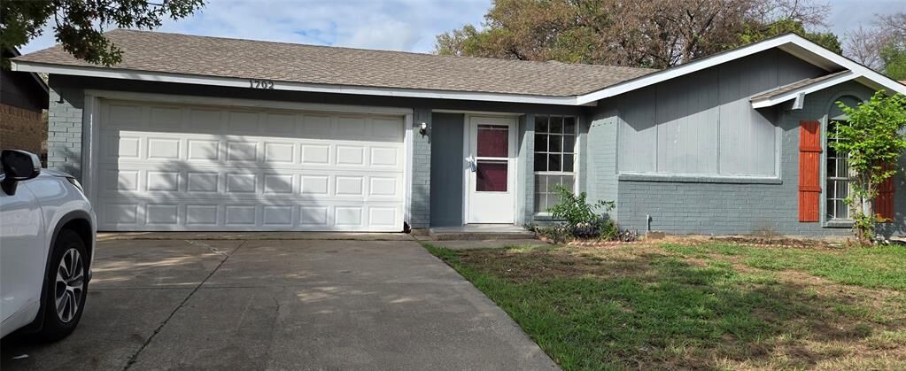 Property Photo:  1702 Pisces Street  TX 75051 