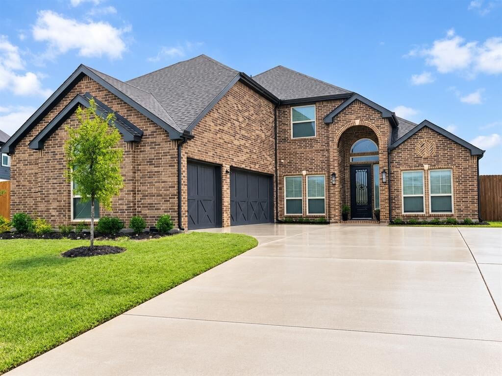 Property Photo: 1801 Hidden Creek Drive TX 76065