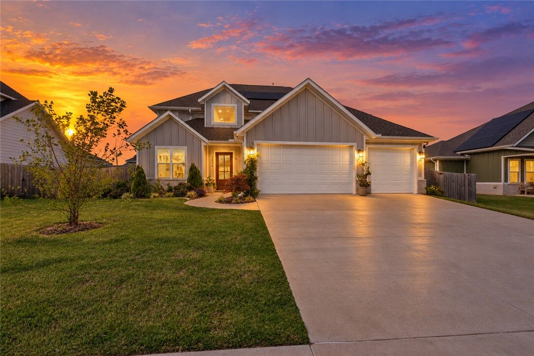 Property Photo:  2812 S 20th Street  AR 72758 