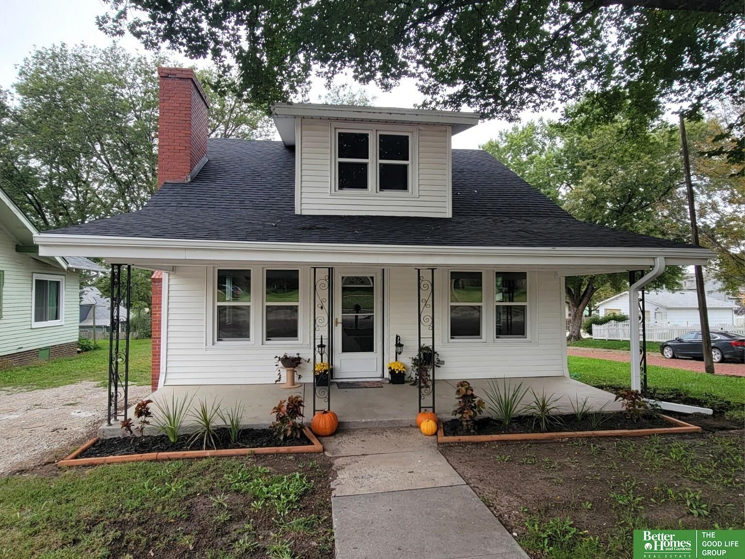 Property Photo: 1121 N East Avenue NE 68467