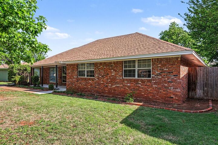 Property Photo: 2813 NW 117th Street OK 73120