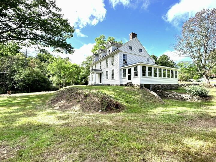 Property Photo:  5 Roberts Ct  MA 01930 