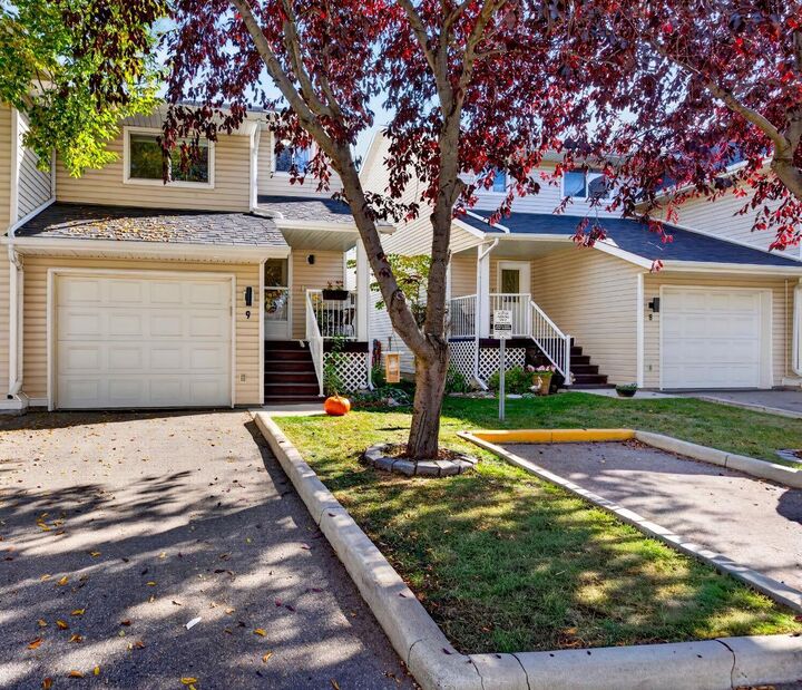 Property Photo:  567 Edmonton Trail NE 9  AB T4B 2L4 