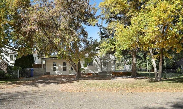 Property Photo:  222 Centre Street  AB T0J 0Z0 