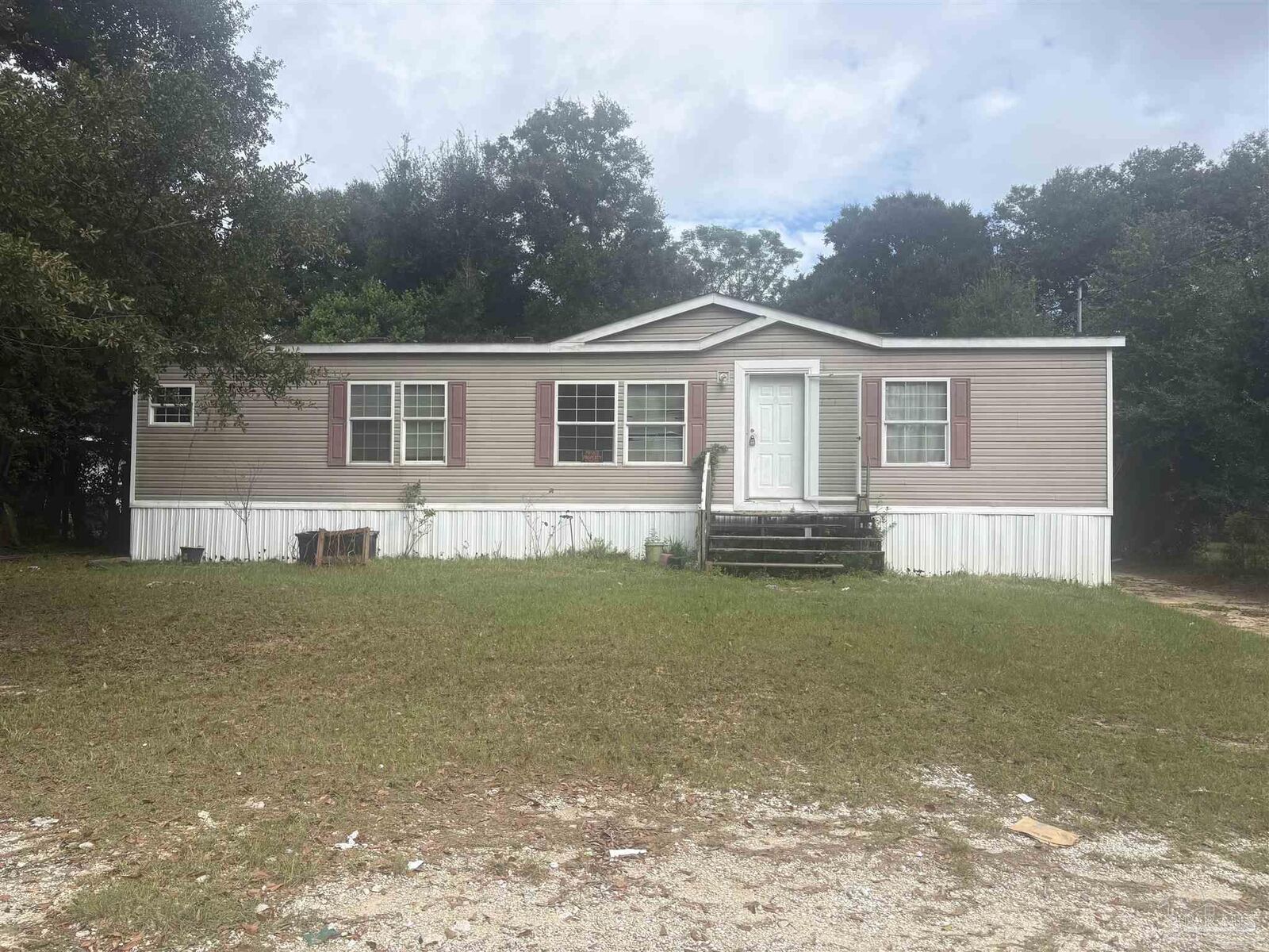 Property Photo: 6114 Louisville Ave FL 32526
