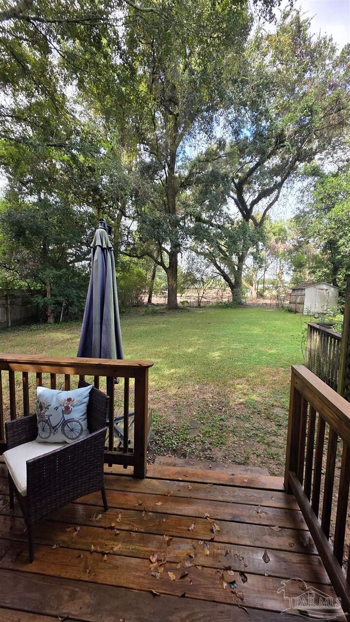 Property Photo: 8121 Stonebrook Dr FL 32514