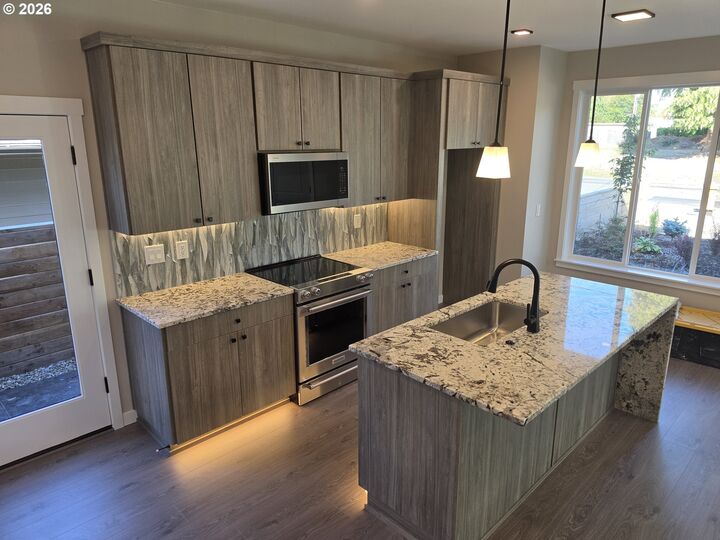 Property Photo: 4836 SE Monroe Ave C OR 97222