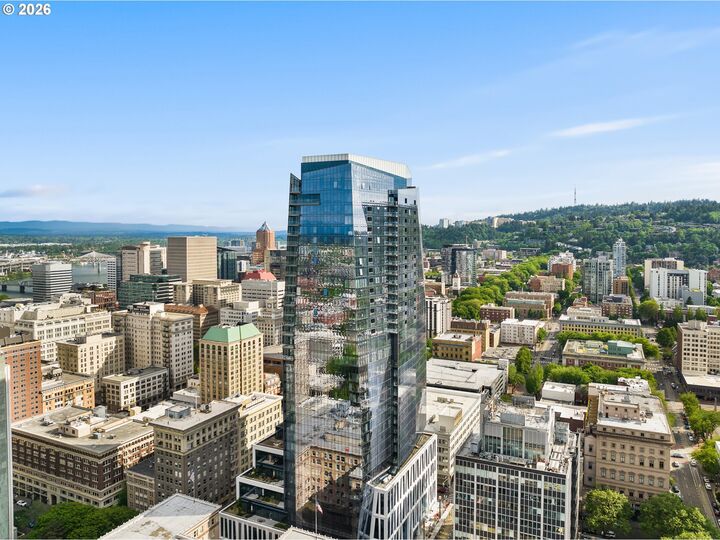 Property Photo:  550 SW 10th Ave 2402  OR 97205 