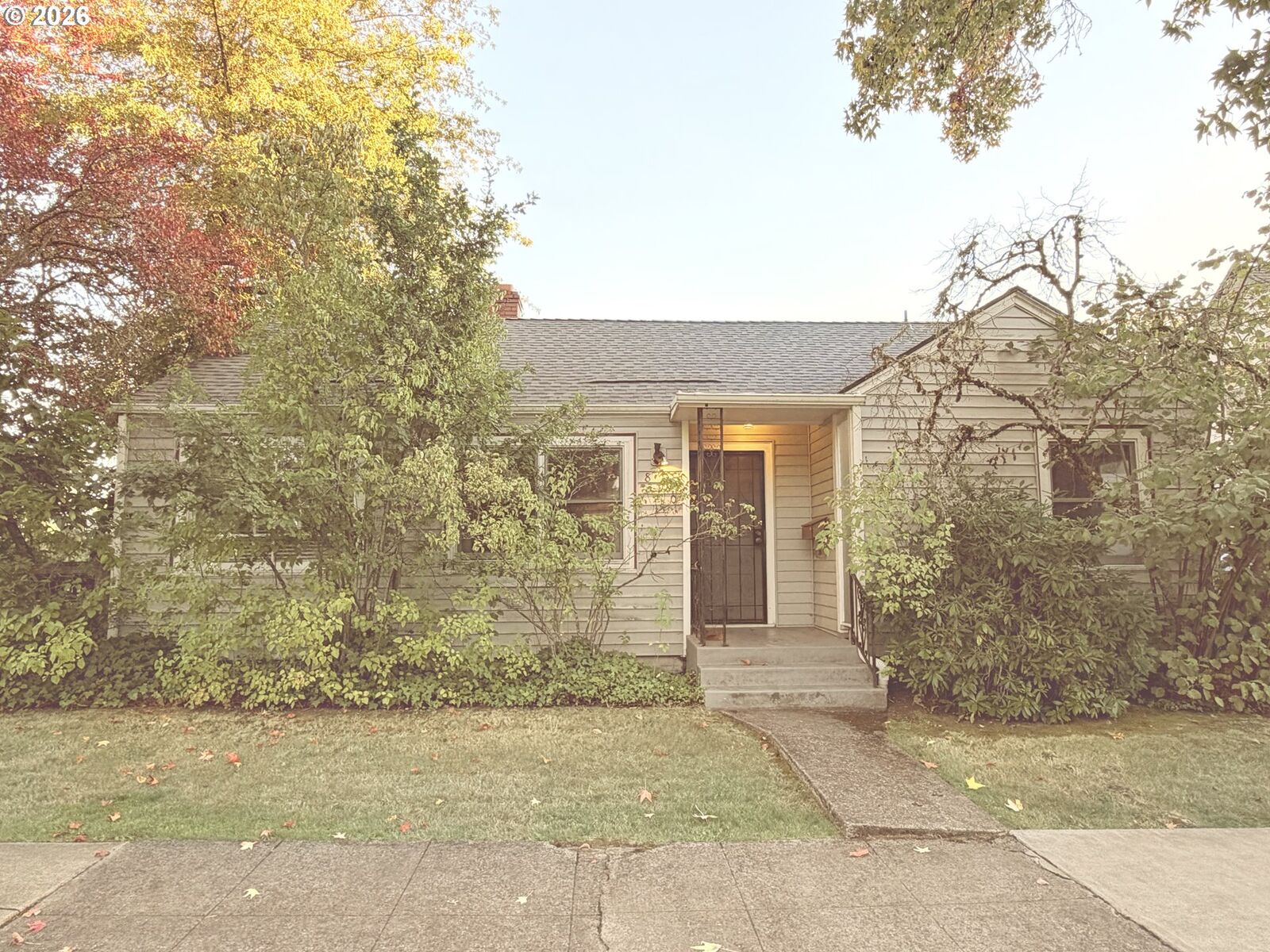 Property Photo: 890 E 22nd Ave OR 97405