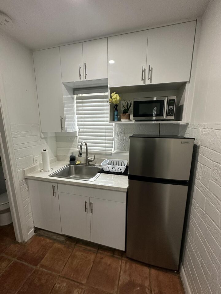 Property Photo:  2703 NE 6th Lane 2  FL 33334 