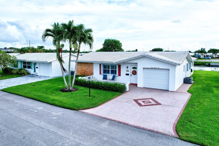 Property Photo:  910 SW 7th Avenue  FL 33426 