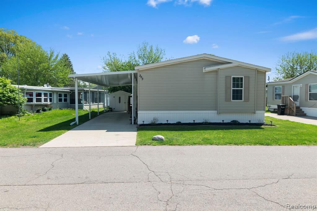 Property Photo: 303 Toucan Street MI 48309