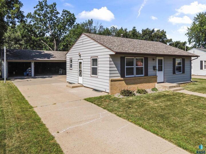 Property Photo:  709 N Leadale Ave  SD 57103 