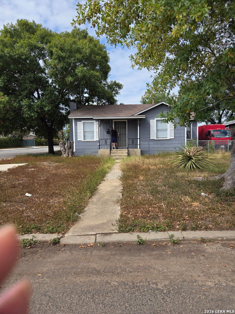 Property Photo: 901 E Dullnig Ct TX 78223