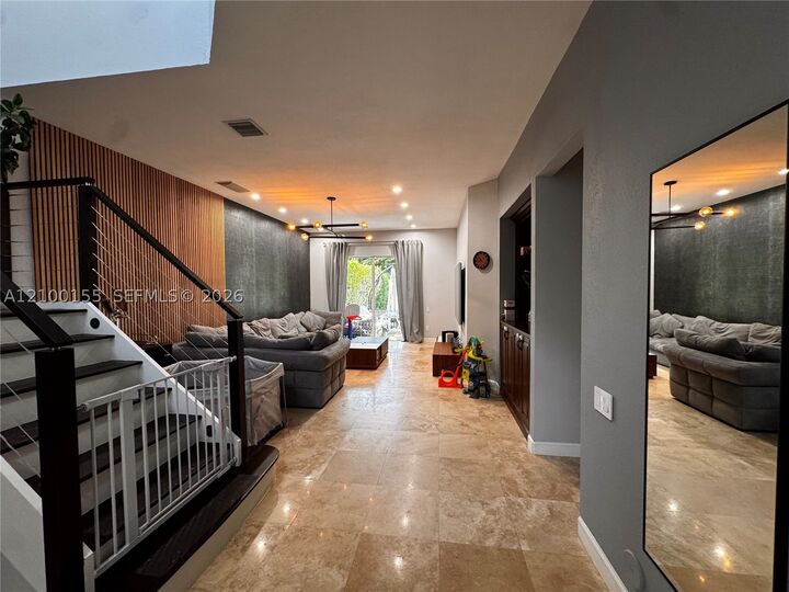 Property Photo: 876 W Spinnaker Dr W FL 33019