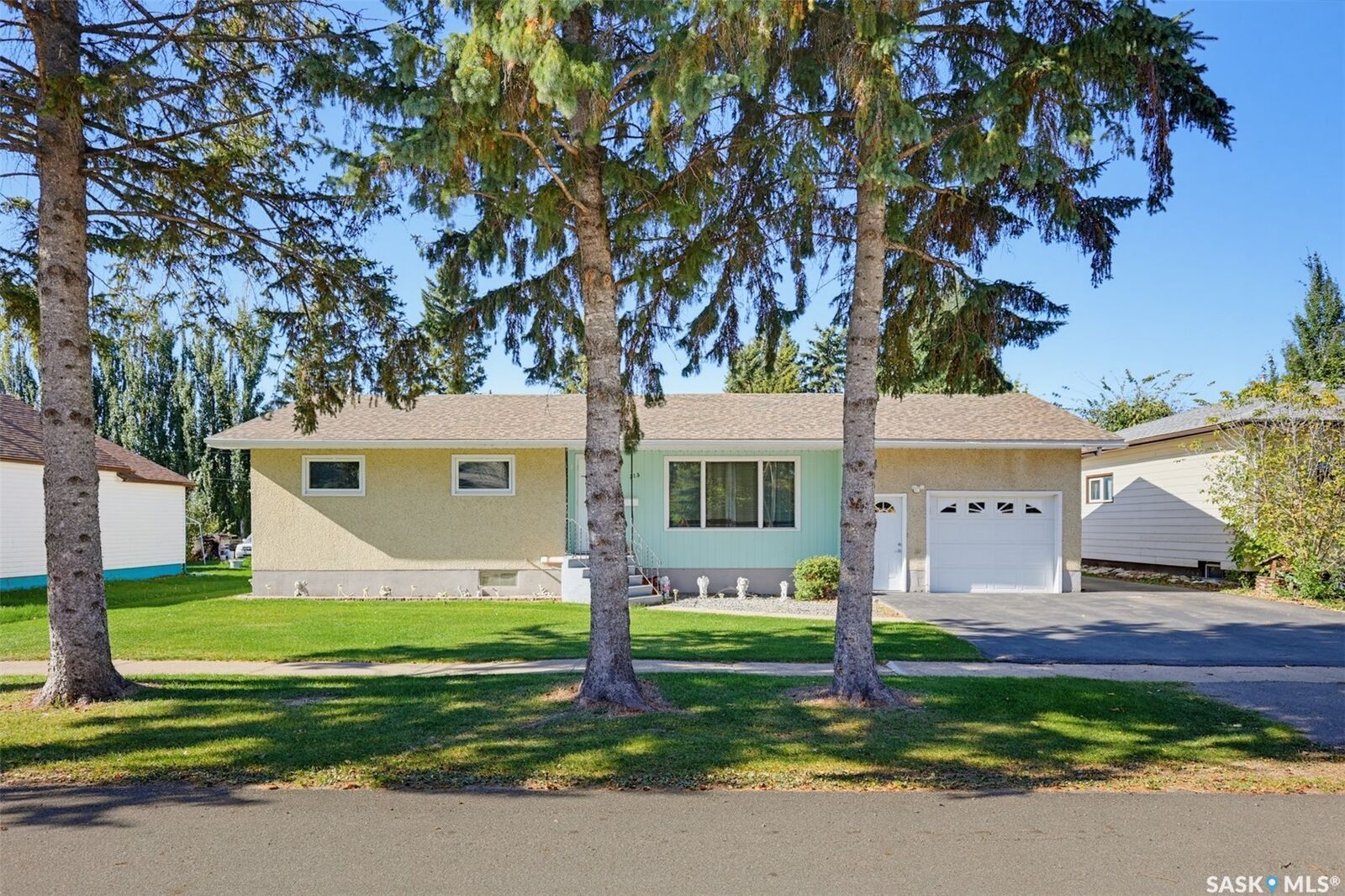 Property Photo:  313 4th Avenue  SK S0K 1B0 