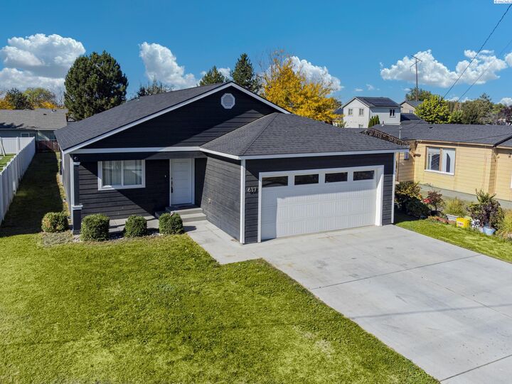Property Photo: 637 N 16th St WA 98944