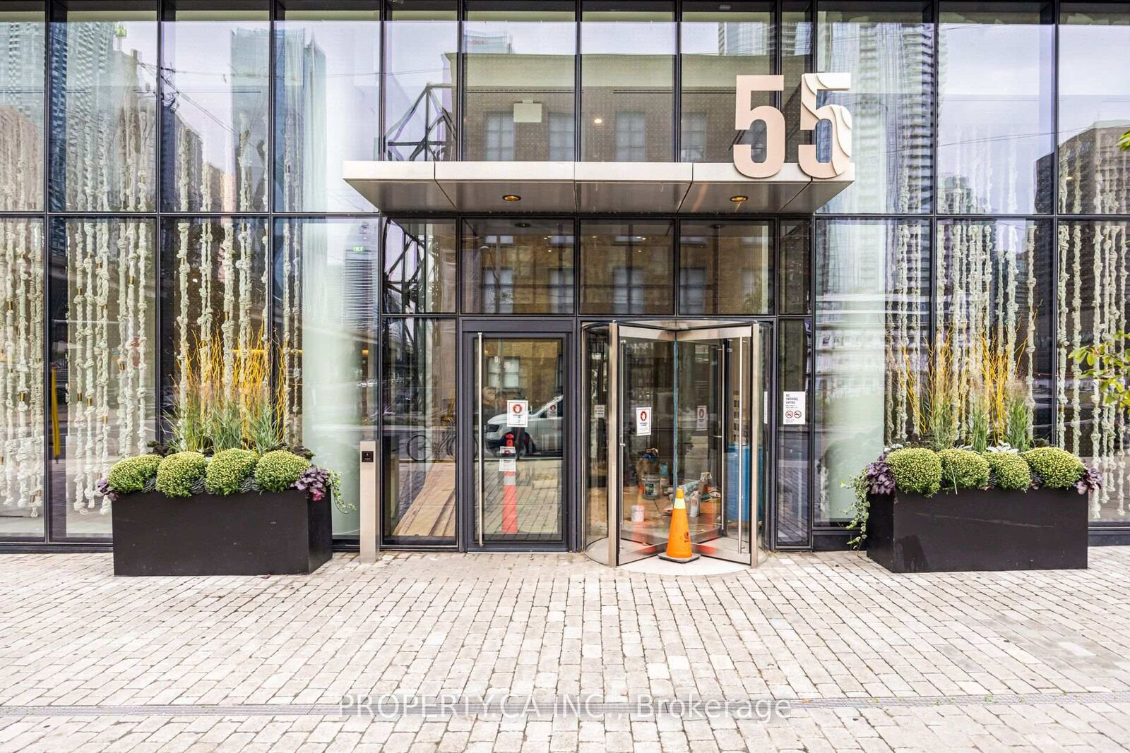 Property Photo:  55 Cooper Street 5109  ON M5E 0G1 