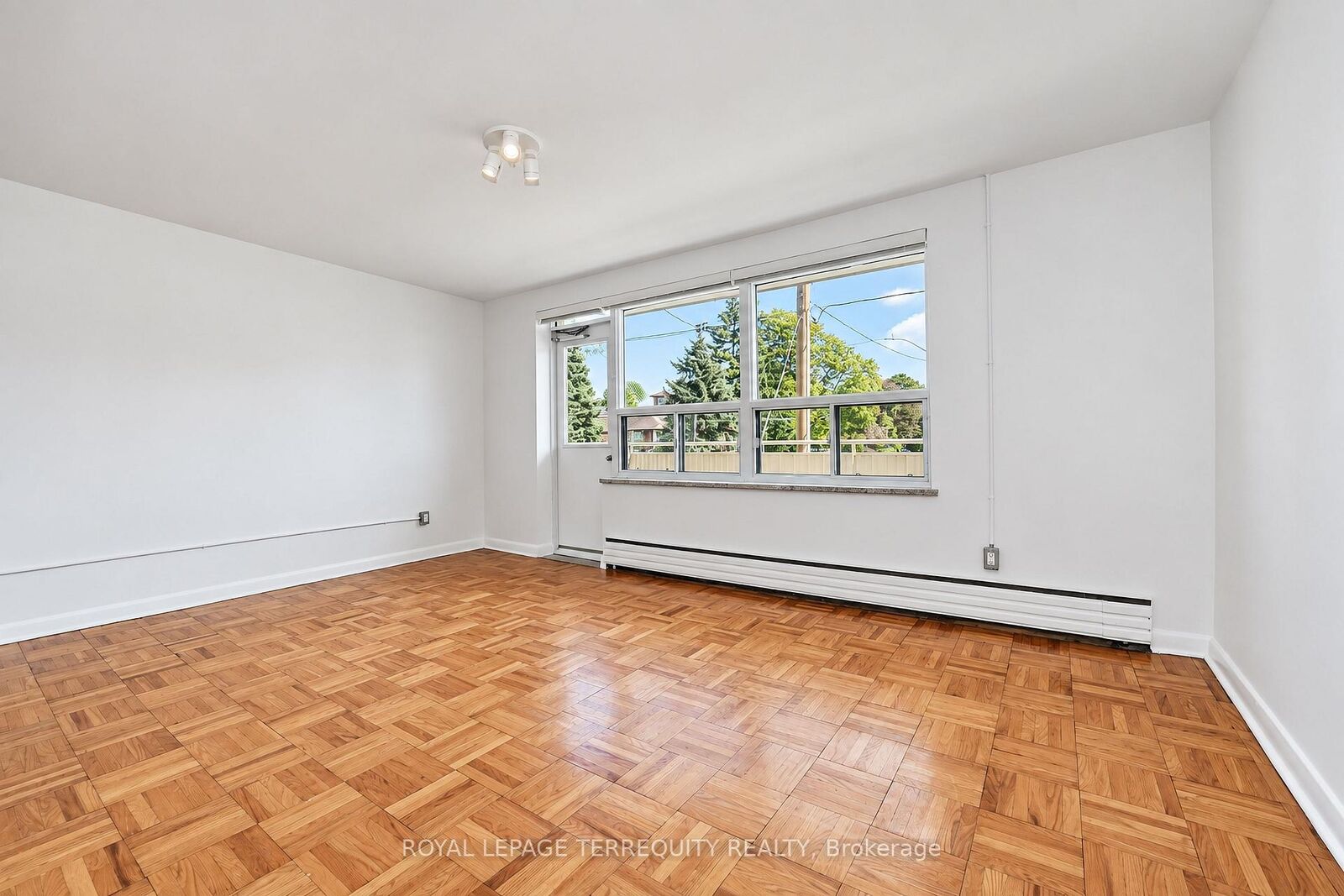 Property Photo: 554 Harvie Avenue 5 ON M6E 4M1