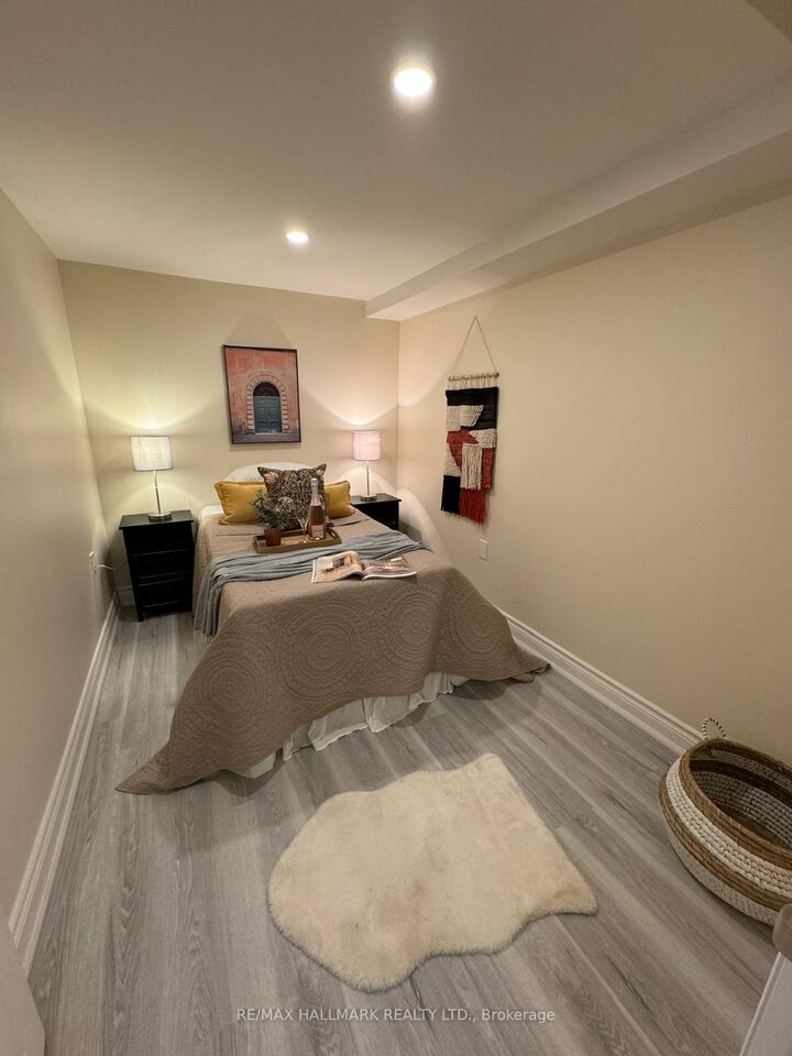 Property Photo:  248 Crossland Gate Room 2  ON L3X 1A9 