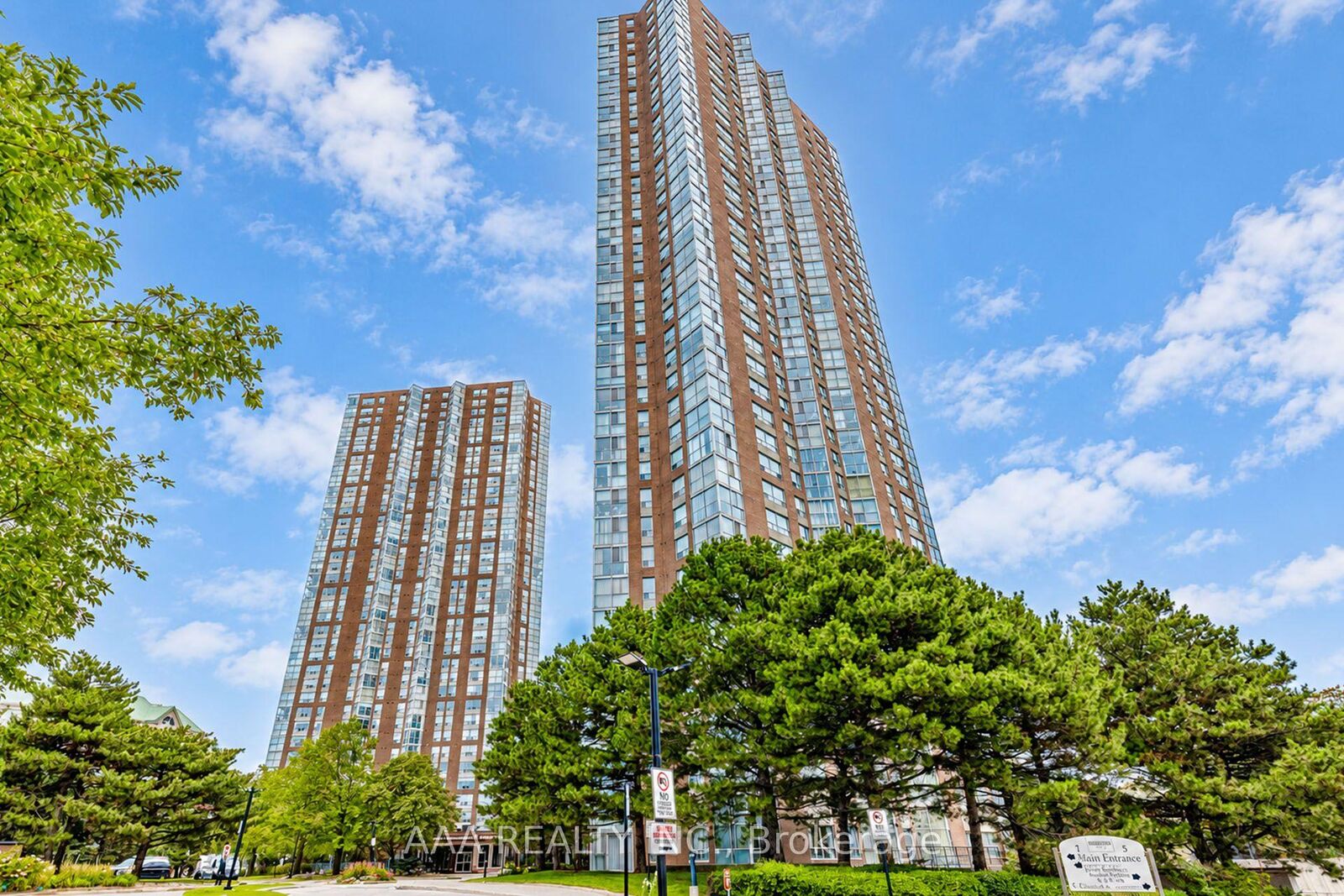Property Photo:  5 Concorde Place 2101  ON M3C 3M8 
