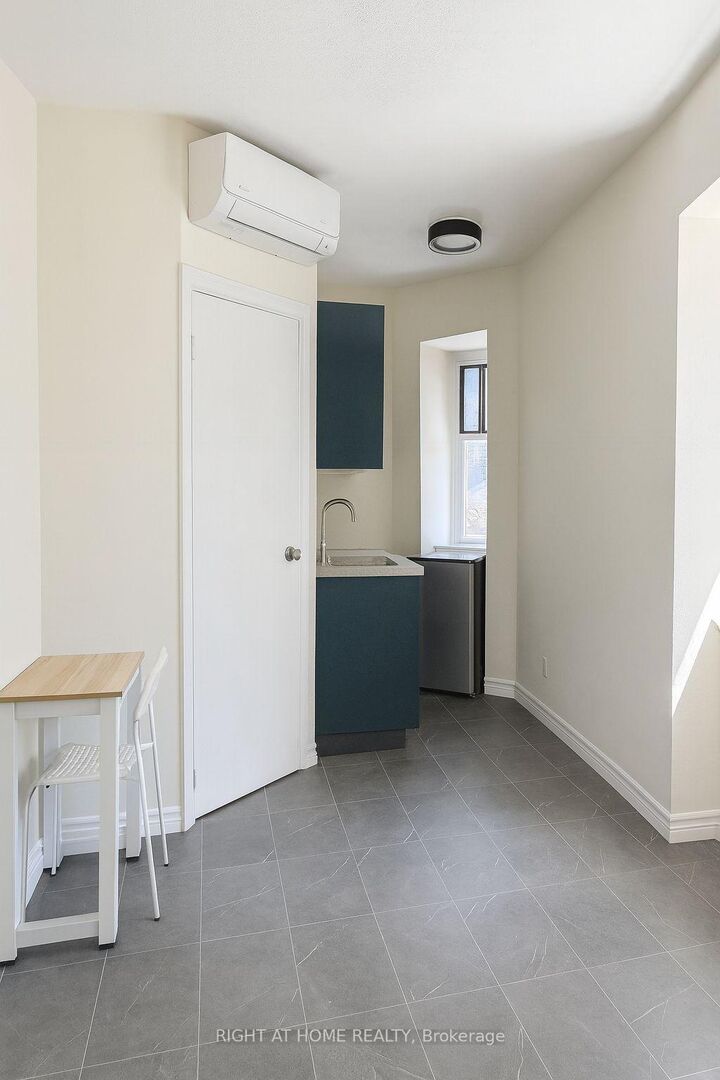 Property Photo:  198-200 Queen Street W 302  ON M5V 1Z2 