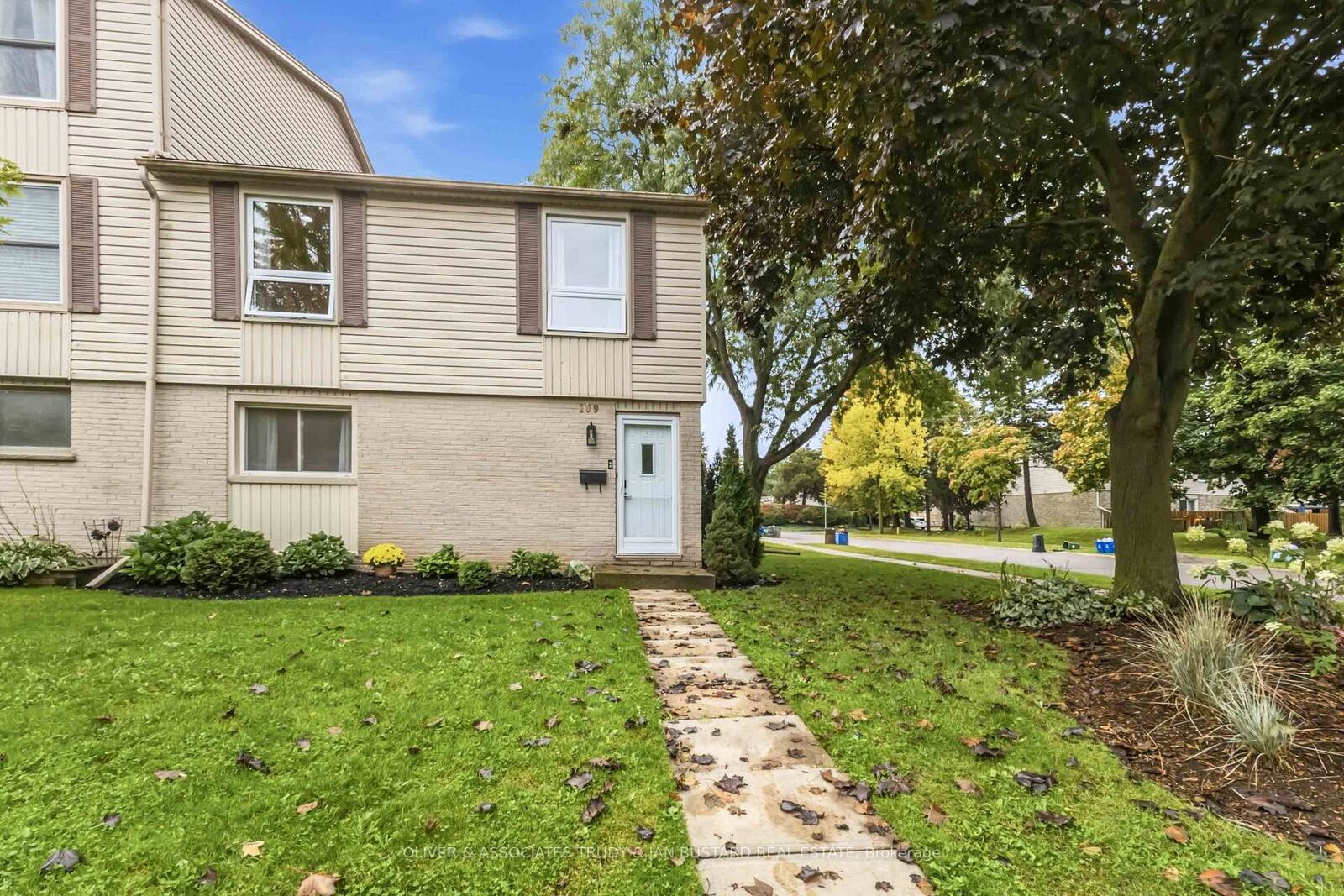 Property Photo:  109 McMaster Drive E  ON N6K 1J3 