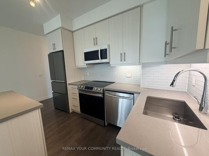 Property Photo:  75 Oneida Crescent 1809  ON L4B 0A6 