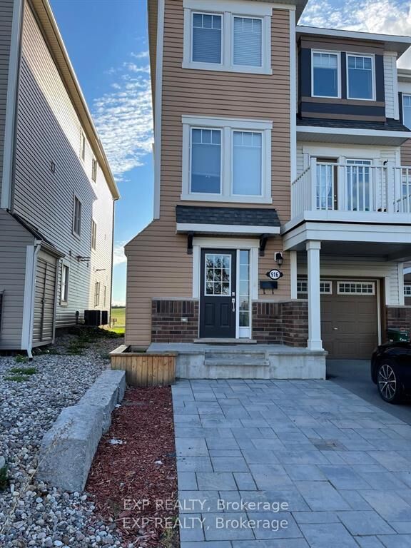 Property Photo:  916 Fameflower Street  ON K2J 0T3 