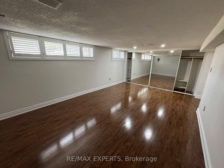Property Photo:  16 Bridgenorth Crescent  ON M9V 2M3 
