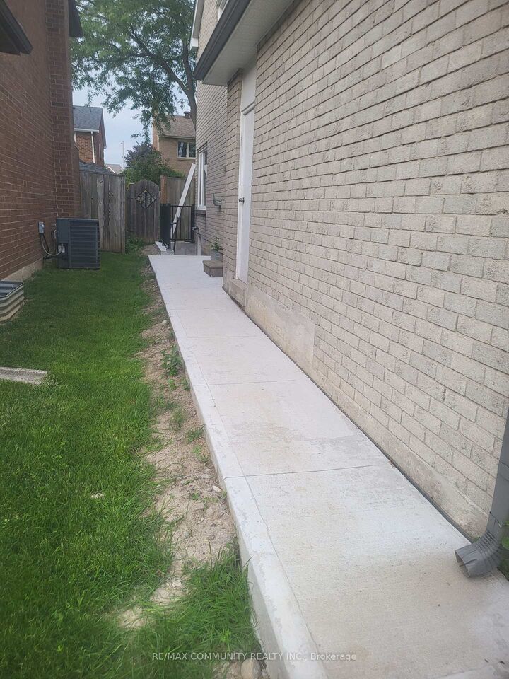 Property Photo:  609 Amberwood Crescent Basement  ON L1V 3Y6 