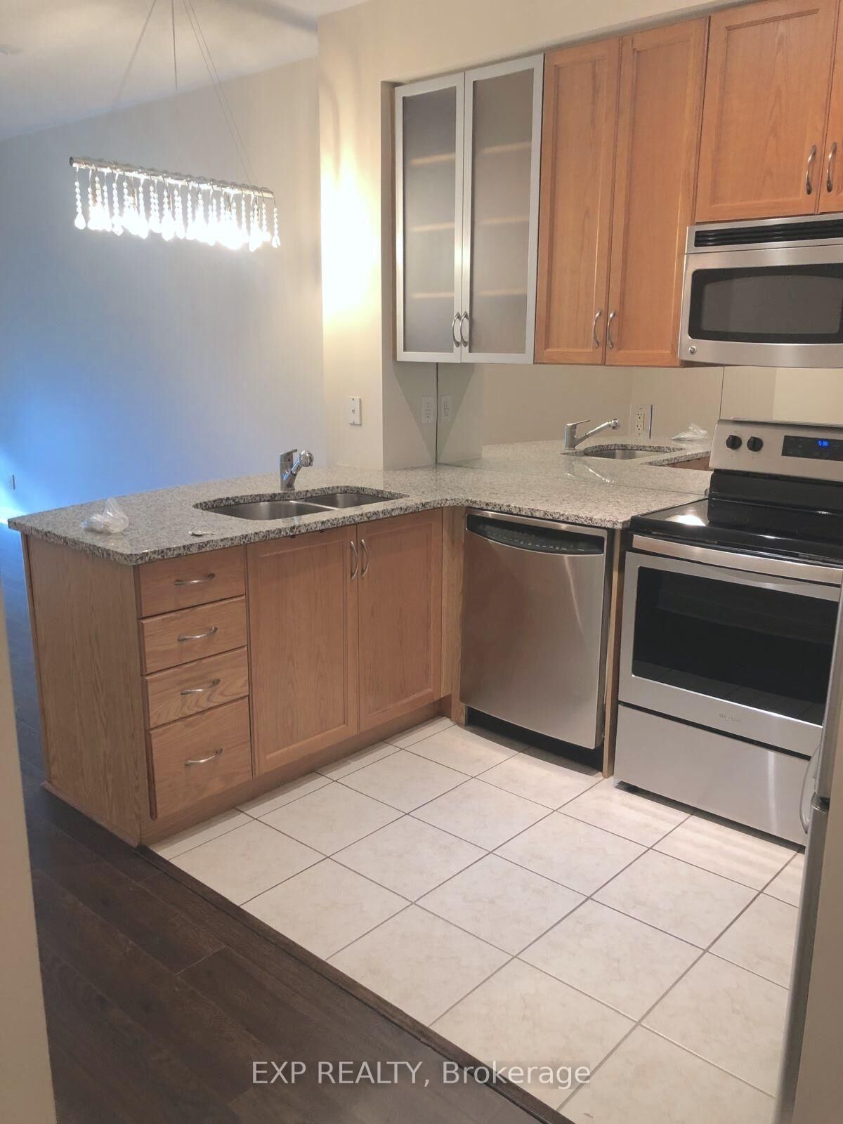 Property Photo:  18 Yorkville Avenue 209  ON M4W 3Y8 