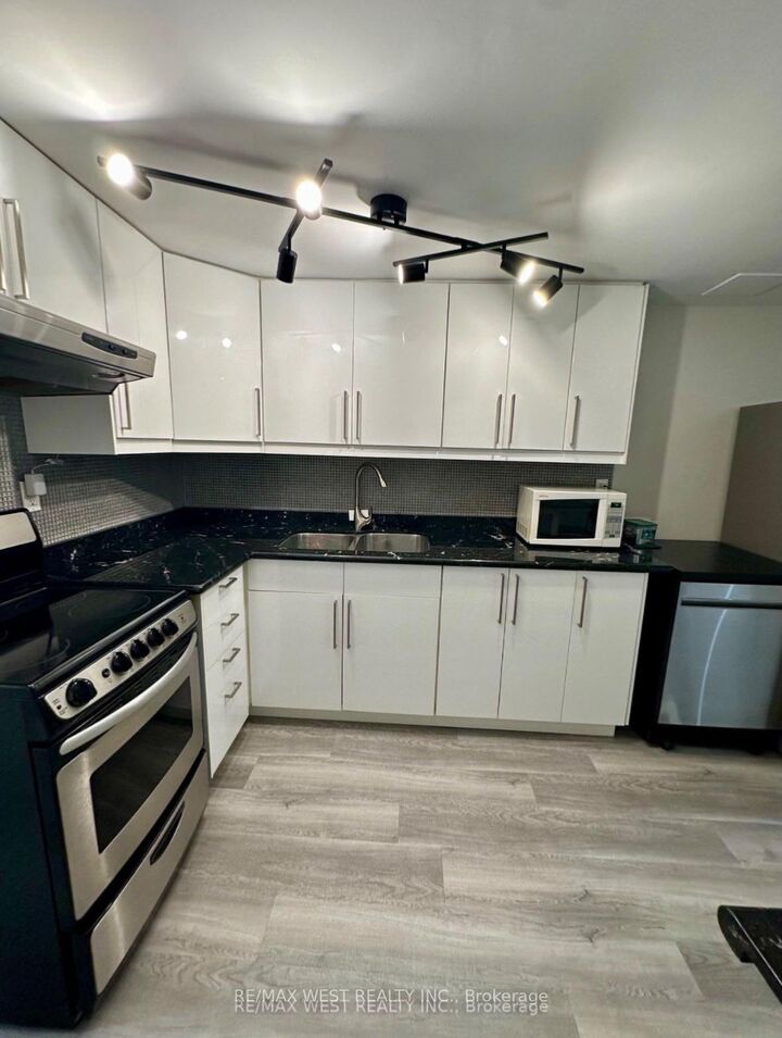 Property Photo:  13 Sorauren Avenue Bsmt  ON M6R 2C6 
