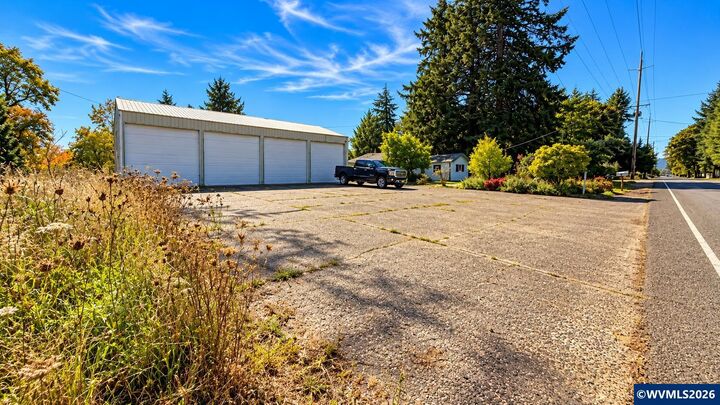 Property Photo: 38140 Weirich Dr OR 97355