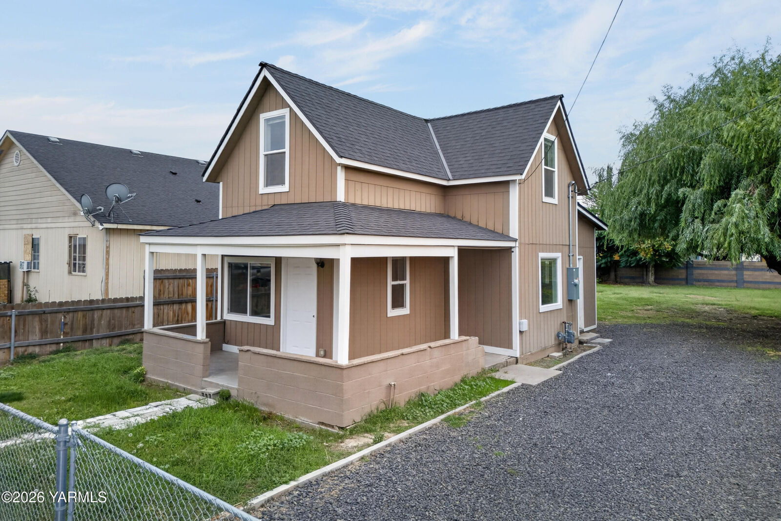 Property Photo:  911 Barnes Ct  WA 98944 