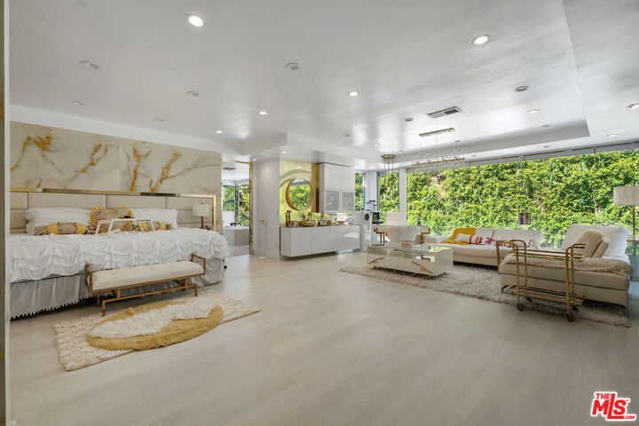 Property Photo:  1590 Benedict Canyon Dr  CA 90210 