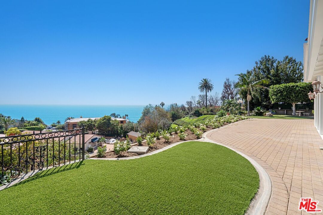 Property Photo:  16910 W Sunset Blvd  CA 90272 