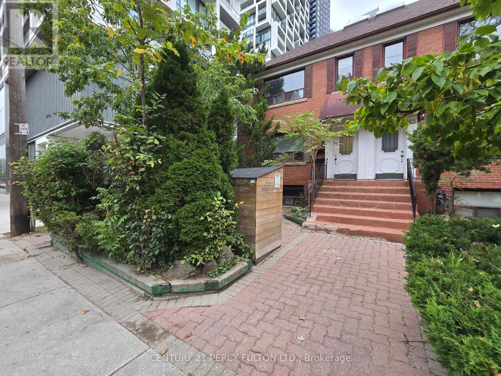 Property Photo: 40 Hillsdale Avenue East 40 B ON M4S 1T5