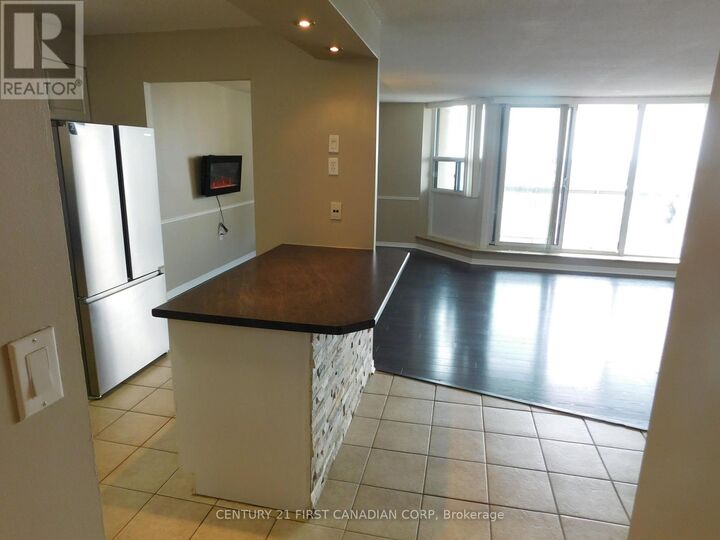 Property Photo:  323 Colborne Street 2004  ON N6B 3N8 