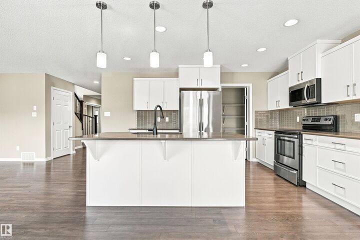 Property Photo:  3528 Claxton Crescent SW  AB T6W 0Z6 
