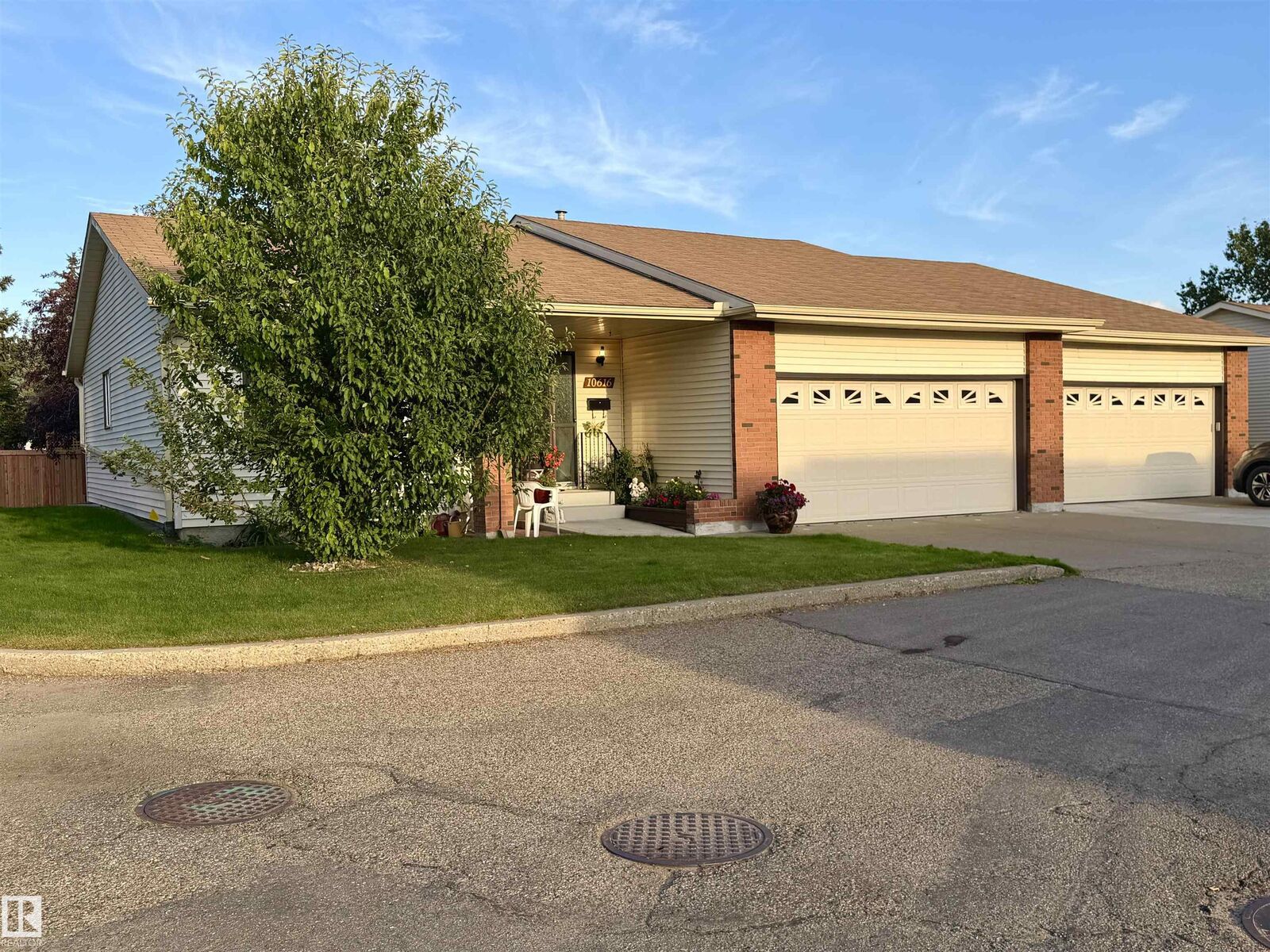 Property Photo:  10616 153 Avenue NW  AB T5X 5R6 