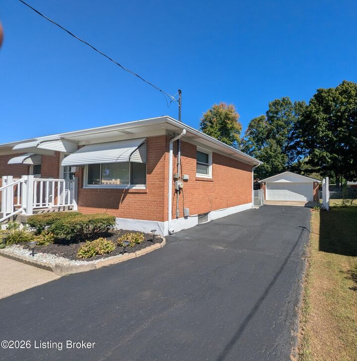 Property Photo: 2521 Adrienne Way KY 40216