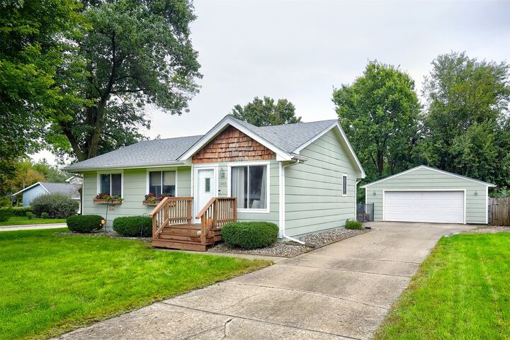 Property Photo:  1609 NW Greenwood Street  IA 50023 