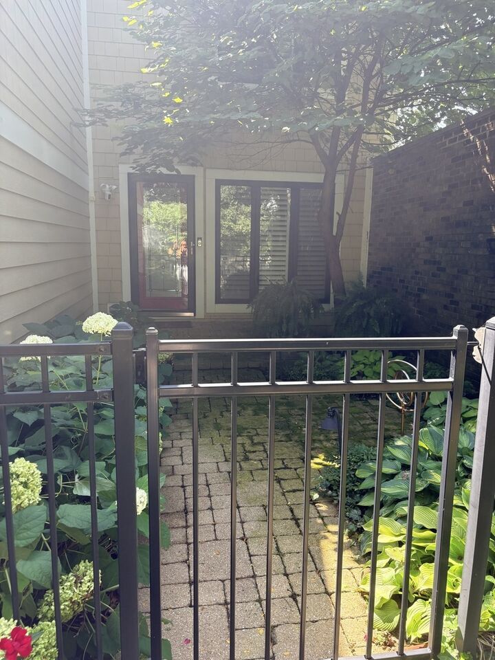 Property Photo: 2098 Creekside Drive IL 60189