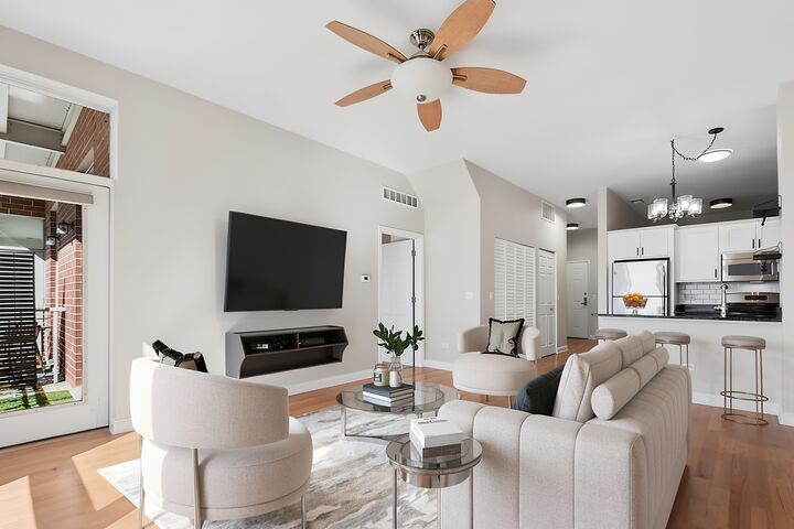 Property Photo:  2035 S Indiana Avenue 405  IL 60616 