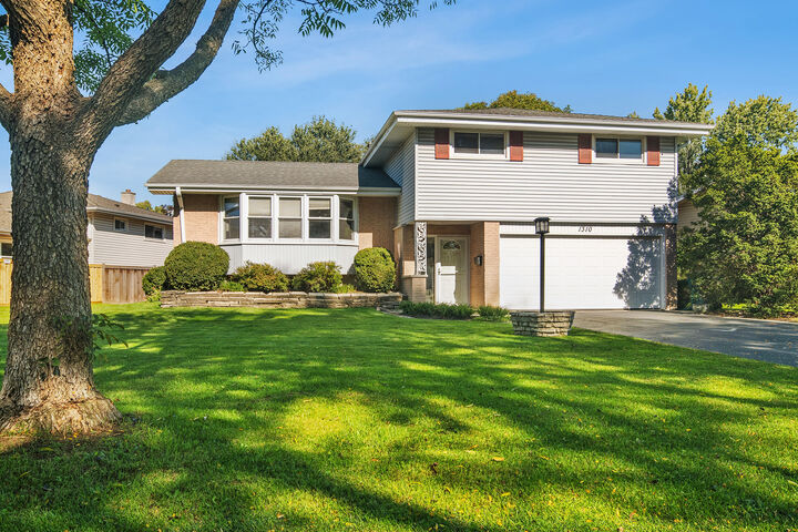 Property Photo:  1310 E Ironwood Drive  IL 60056 