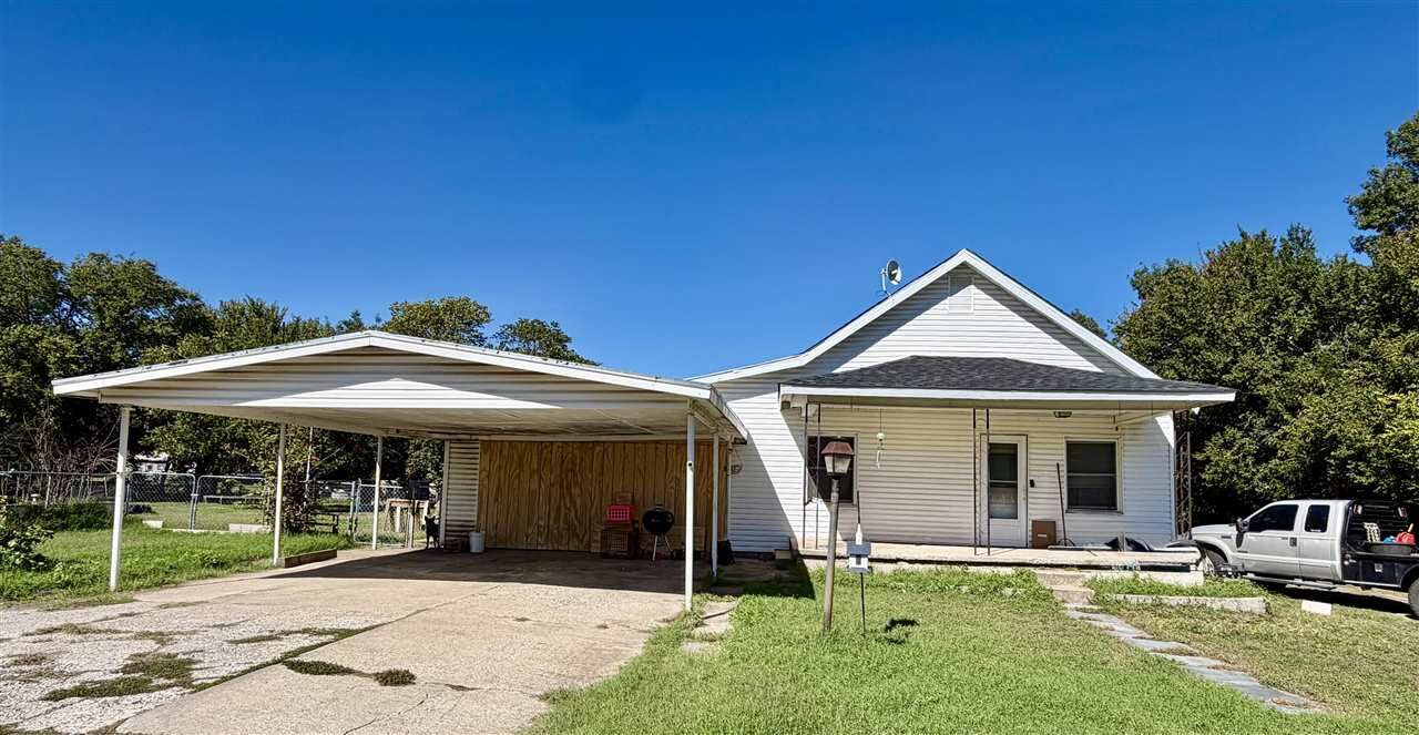 Property Photo:  814 W Dewey  OK 74631 