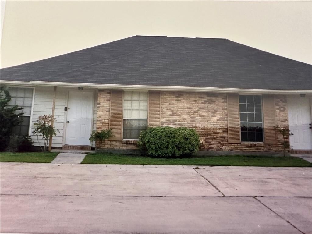 Property Photo: 148-150 Parkway North Drive 00 LA 70458